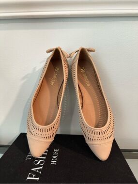Restricted Women's Pointed-Toe Ballet Flats in Nude 8.5